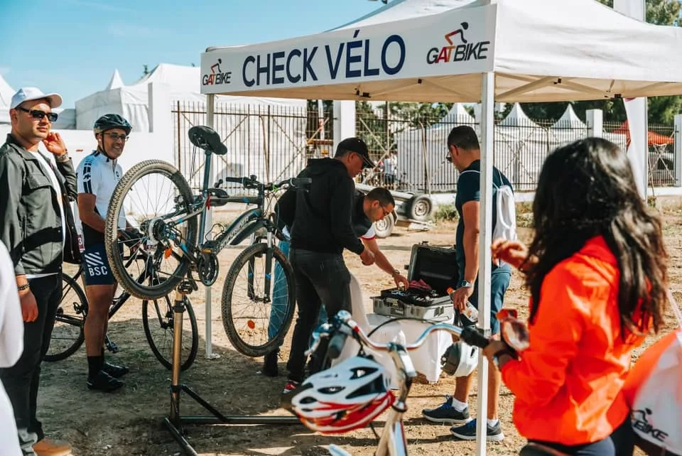 Ligne de départ du GatBike Challenge à Carthage avec les participants et le drapeau tunisien, organisé par Ask'Event.