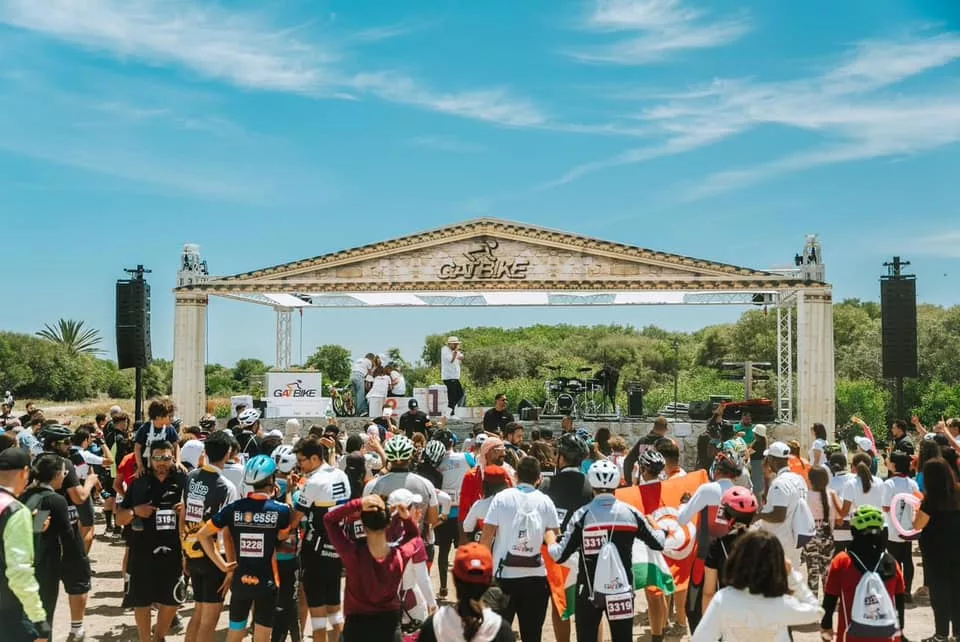 Podium du GatBike Challenge à Carthage avec les gagnants et une animation musicale pour clôturer l’événement.