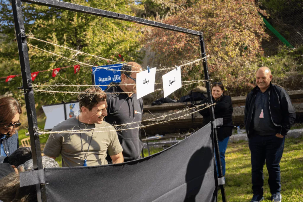 Équipe Ask’Event animant un jeu tunisien en plein air lors du team building Equity Capital.