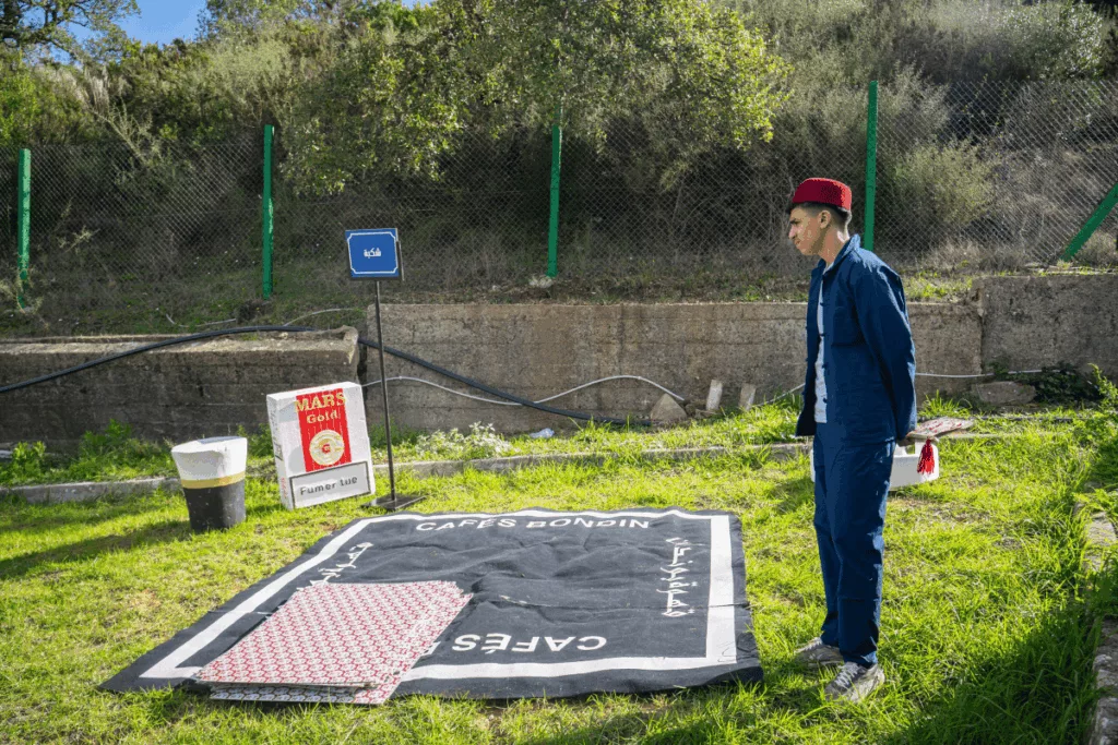 Animateur Ask’Event présentant une partie de Chkoba géante dans un décor naturel.