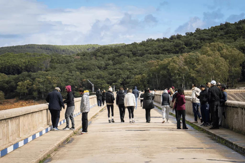 Collaborateurs d’Equity Capital en randonnée dans un cadre naturel lors du team building.