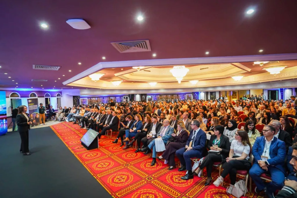 Salle de conférence pleine lors des panels de MedRH 2025 organisée par Ask’Event