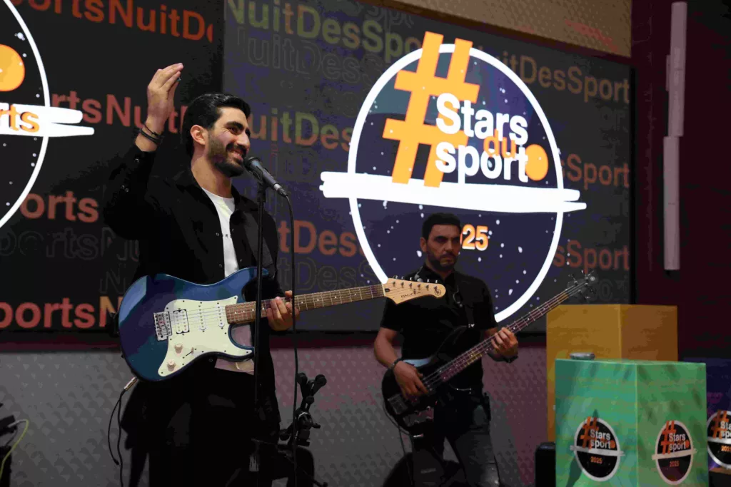 Band musicale performante sur la scène décorée par Ask’Event lors de l’événement Orange Tunisie