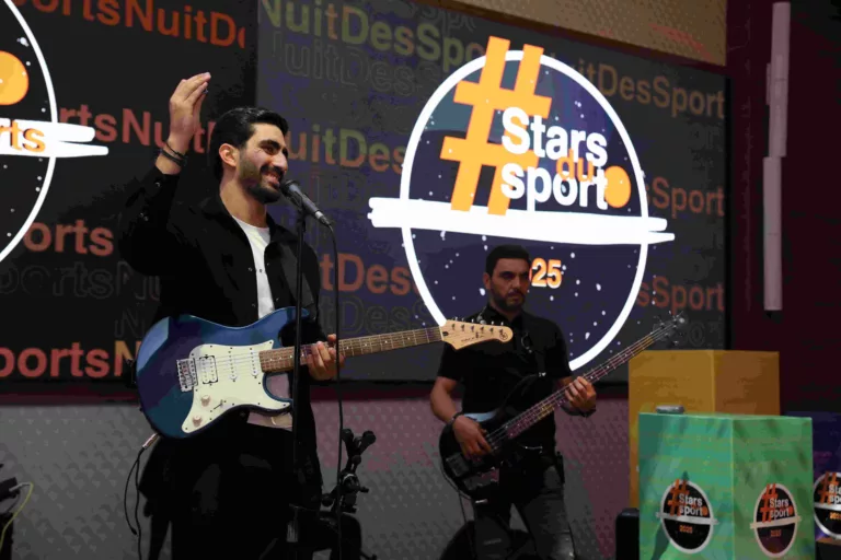 Band musicale performante sur la scène décorée par Ask’Event lors de l’événement Orange Tunisie